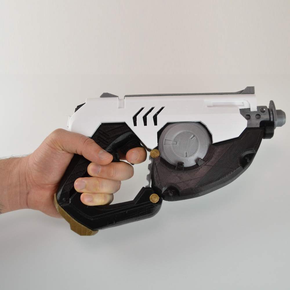 To be closer to the game, the 3D designer advises to 3D printed two such pistols