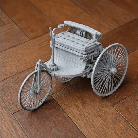 Detailed 3D-printed Benz Patent-Motorwagen model on a wooden surface.